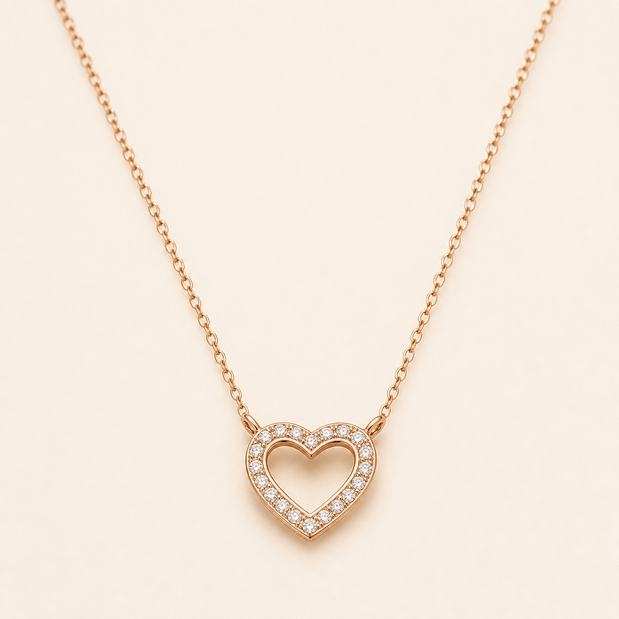 قلادة قلب من الذهب الوردي عيار 18 محاطة بألماس دائري ناعم مع سلسلة رقيقة.